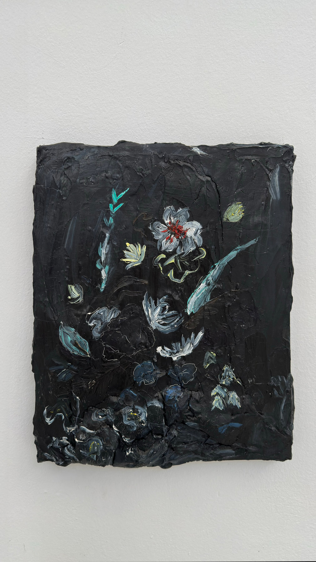 Flores sobre fondo negro. 2023